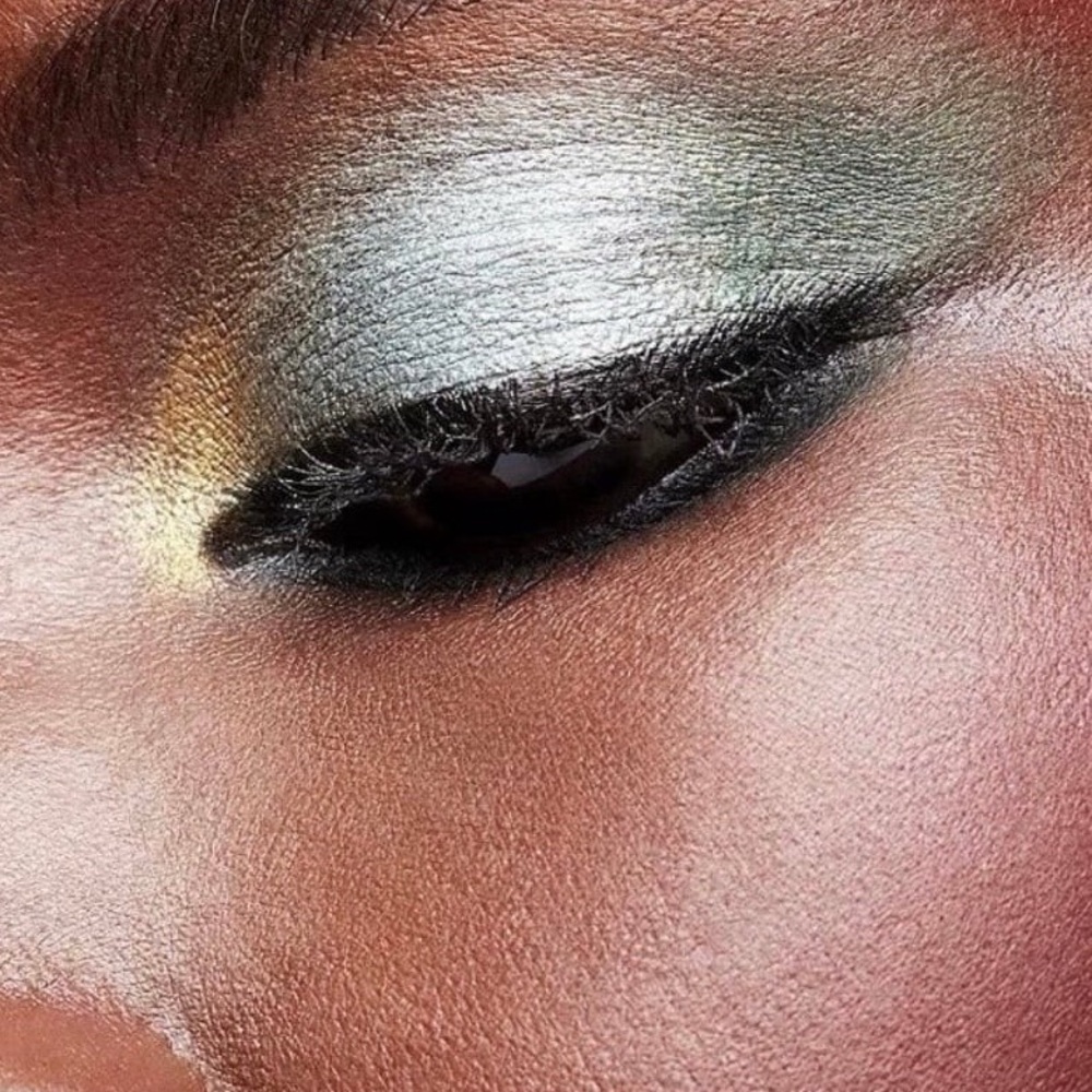 MAC X Stranger Things Hawkins Class of 1986 Eye Palette - Picture 12 of 13
